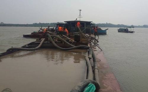 Lùm xum vụ tạm giữ 7 tàu khai thác cát của dân trên sông Mã - 3 Lùm xum vụ tạm giữ 7 tàu khai thác cát của dân trên sông Mã - 3