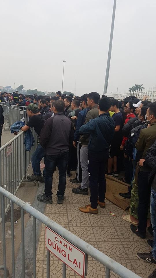 Chen lấn, xô đẩy mua vé xem đội tuyển Việt Nam đấu Indonesia - 4
Nhiều cổ động viên xếp hàng từ đêm để chờ mua vé