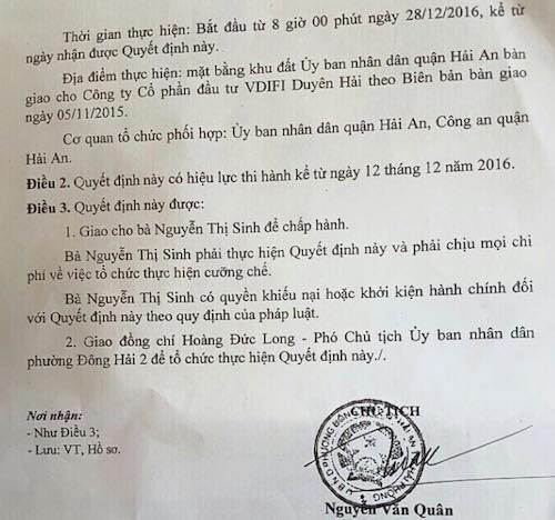 
Ông Nguyễn Văn Quân - Chủ tịch UBND phường Đông Hải 2 đã căn cứ vào biên bản xử phạt vi phạm hành chính đã ban hành để ký tiếp Quyết định cưỡng chế thi hành quyết định xử phạt vi phạm hành chính với bà Sinh.
