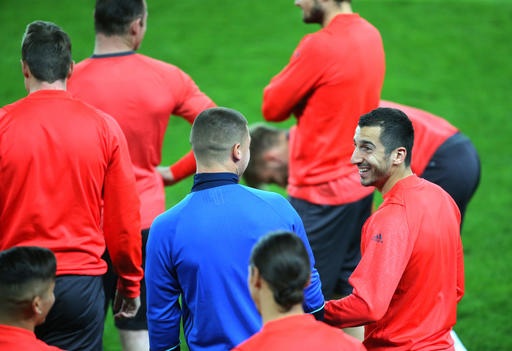 MU làm quen với sân Sukru Saracoglu - 6
Mkhitaryan (phải) nói chuyện với đồng đội trên sân tập