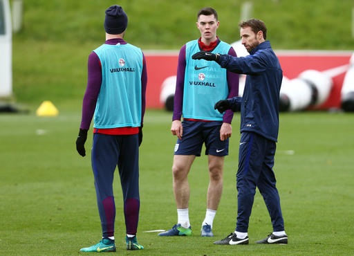 Rooney tươi rói trên sân tập cùng tuyển Anh - 5
Southgate (phải) trao đổi với Michael Keane (giữa). Hậu vệ trẻ của Burnley tiếp tục được triệu tập vào tuyển Anh trong tháng này