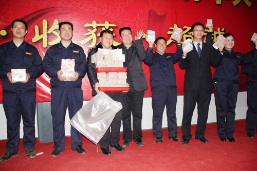 Anh chàng phải đem bao tải đi đựng tiền thưởng Tết