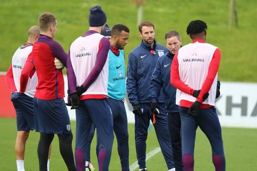 Rooney tươi rói trên sân tập cùng tuyển Anh - 6
Các cầu thủ Anh nghe chỉ đạo từ ban huấn luyện