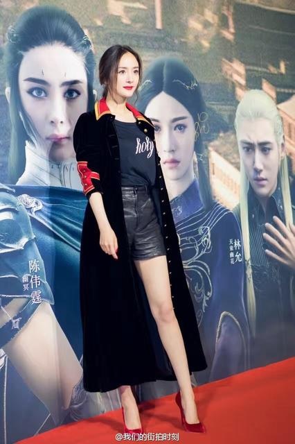 
Cô tự tin tạo dáng, khoe đôi chân dài miên man và làn da trắng sứ tuyệt đẹp.
