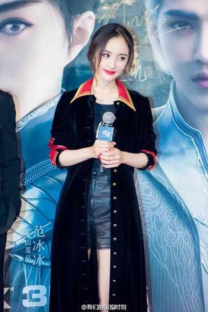 
Ngọc nữ của mà ảnh Hoa ngữ trang điểm theo phong cách cổ điển với son đỏ.
