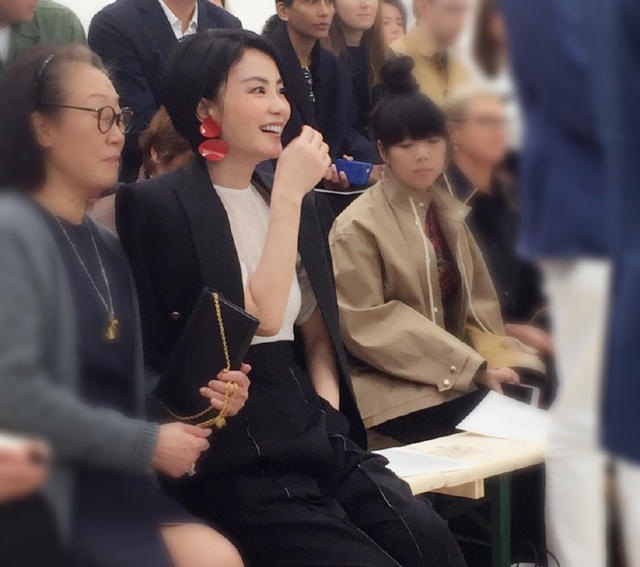 Vương Phi trẻ đẹp và sành điệu tại tuần lễ thời trang Paris - 9
Nụ cười rạng ngời và hạnh phúc của diva xứ hương cảng.