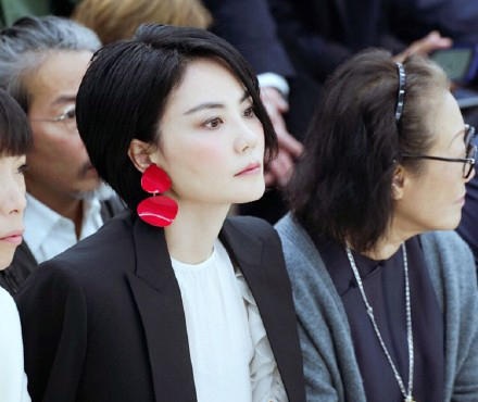 Vương Phi trẻ đẹp và sành điệu tại tuần lễ thời trang Paris - 8
Có thông tin cho rằng, năm nay, Vương Phi và Tạ Đình Phong sẽ tổ chức đám cưới, chính thức trở thành vợ chồng nhưng cả hai người trong cuộc đều giữ im lặng trước những thông tin này.