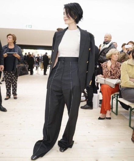 Vương Phi trẻ đẹp và sành điệu tại tuần lễ thời trang Paris - 6 Vương Phi trẻ đẹp và sành điệu tại tuần lễ thời trang Paris - 6