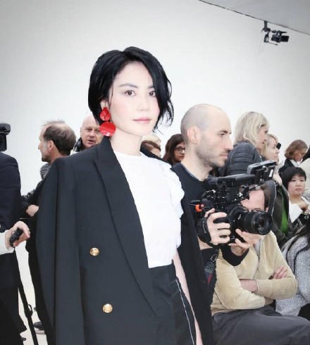 Vương Phi trẻ đẹp và sành điệu tại tuần lễ thời trang Paris - 4
Vương Phi hiện đang hạnh phúc bên tình trẻ Tạ Đình Phong. Cặp đôi công khai mối quan hệ vào năm 2015, không lâu sau khi cô ly dị với người chồng thứ hai, đạo diễn Lý Á Bằng.