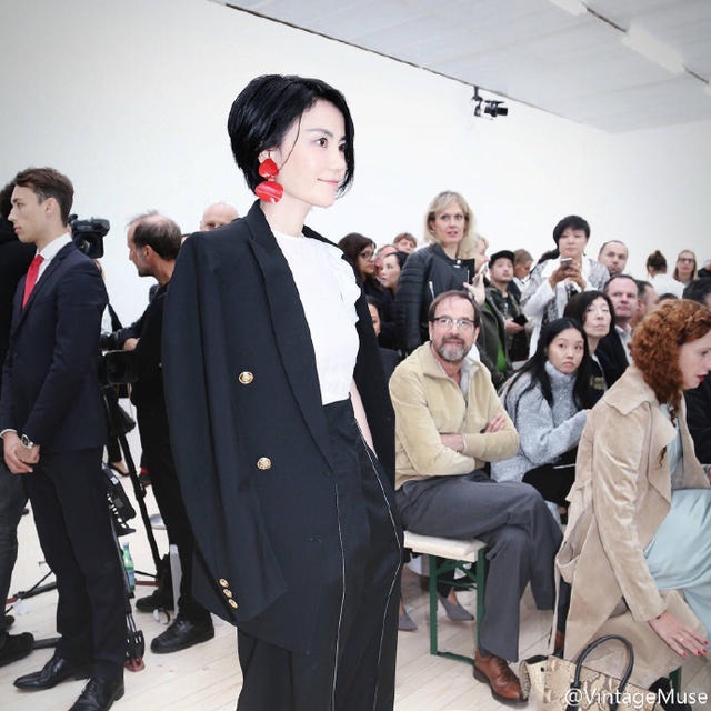 Vương Phi trẻ đẹp và sành điệu tại tuần lễ thời trang Paris - 3
Vẻ tươi tắn và sành điệu của Vương Phi khiến nhiều người phải ngước nhìn. Nữ ca sĩ nổi tiếng tự tin tạo dáng trước rừng máy ảnh.