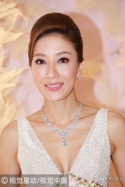 “Ảnh hậu TVB” Dương Di nức nở trong đám cưới với chồng trẻ - 11 “Ảnh hậu TVB” Dương Di nức nở trong đám cưới với chồng trẻ - 11