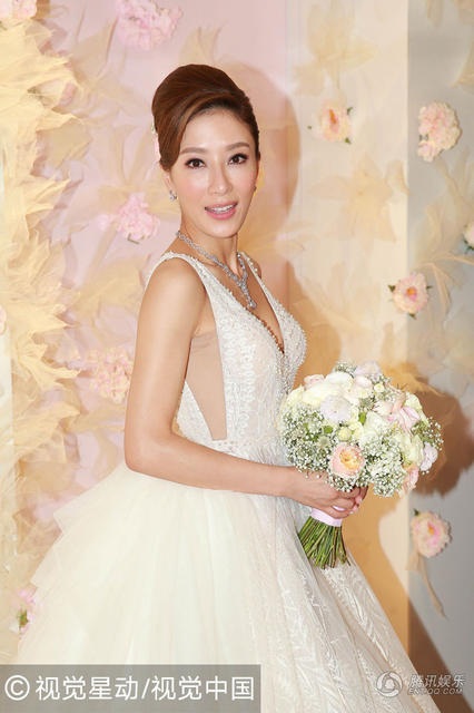 “Ảnh hậu TVB” Dương Di nức nở trong đám cưới với chồng trẻ - 12
Dương Di tin rằng, cô đã chọn được người đàn ông của đời mình.