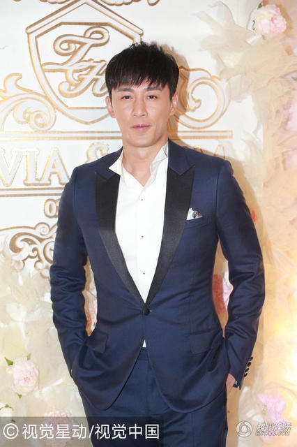 “Ảnh hậu TVB” Dương Di nức nở trong đám cưới với chồng trẻ - 13
Lâm Phong tới chúc mừng vợ chồng Dương Di - La Trọng Khiêm.