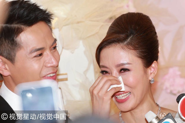 “Ảnh hậu TVB” Dương Di nức nở trong đám cưới với chồng trẻ - 6
Dương Di (37 tuổi) là Hoa đán có tiếng của đài TVB còn La Trọng Khiêm, 32 tuổi, kém danh hơn vợ. Cặp đôi bắt đầu hẹn hò từ năm 2012 nhưng chưa từng một lần lên tiếng nói về chuyện đám cưới.