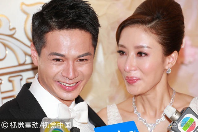 “Ảnh hậu TVB” Dương Di nức nở trong đám cưới với chồng trẻ - 5
Hôn lễ tại Hồng Kông của Dương Di và La Trọng Khiêm có sự tham gia của nhiều bạn bè trong làng giải trí.