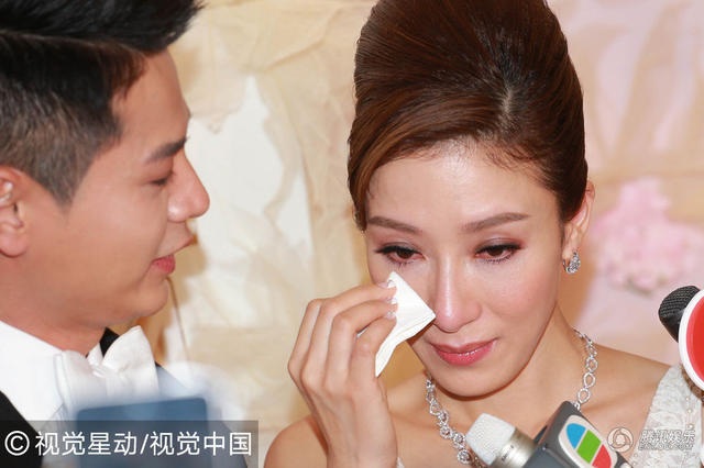 “Ảnh hậu TVB” Dương Di nức nở trong đám cưới với chồng trẻ - 4
Nữ diễn viên 37 tuổi không giấu được những giọt nước mắt hạnh phúc trong ngày trọng đại.