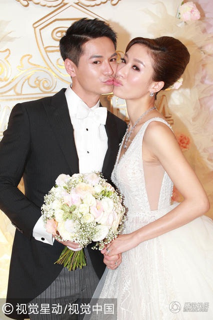 “Ảnh hậu TVB” Dương Di nức nở trong đám cưới với chồng trẻ - 2
Cô dâu và chú rể tạo dáng nhí nhảnh trước mặt quan khách.