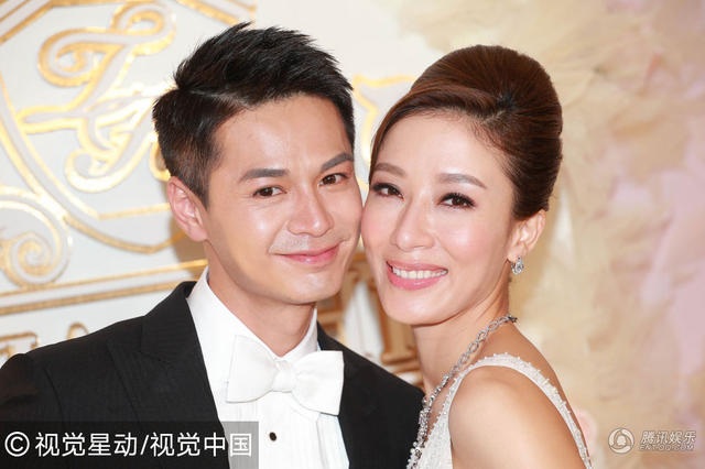 “Ảnh hậu TVB” Dương Di nức nở trong đám cưới với chồng trẻ - 1
Ảnh hậu TVB Dương Di rạng ngời bên ông xã La Trọng Khiêm trong tiệc cưới diễn ra ở khách sạn tại Hồng Kông, tối 2/10.