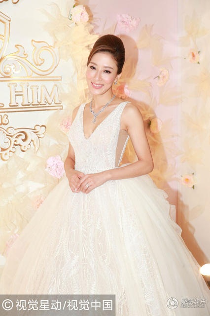 “Ảnh hậu TVB” Dương Di nức nở trong đám cưới với chồng trẻ - 9
Dương Di từng lên ngôi Ảnh hậu và là một trong những nữ diễn viên nổi tiếng của Hồng Kông.