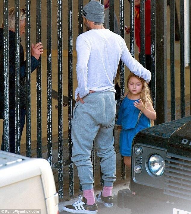 "Công chúa" nhà Beckham càng lớn càng đáng yêu! - 4
Harper quấn quýt cha ruột không rời. Do mẹ còn bận rộn phát triển sự nghiệp thời trang nên phần lớn thời gian Harper ở bên cha ruột.