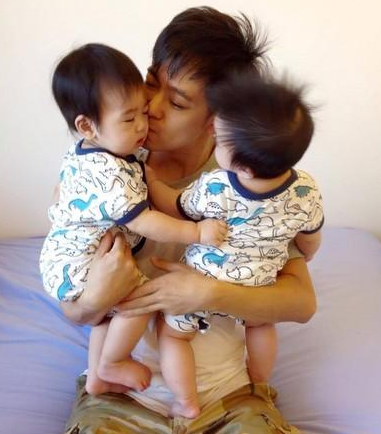 
Lâm Chí Dĩnh hạnh phúc khoe trên trang cá nhân bức ảnh anh chụp chung với cặp sinh đôi hai trai của mình. Hai bé trai nhà Lâm Chí Dĩnh rất bầu bĩnh và dễ thương. Hình ảnh ba bố con Lâm Chí Dĩnh nhanh chóng thu hút sự quan tâm của cư dân mạng, đặc biệt là những khán giả hâm mộ nam diễn viên kiêm ca sĩ họ Lâm.
