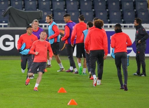 MU làm quen với sân Sukru Saracoglu - 8
Rooney (đầu hàng) thực hiện khởi động