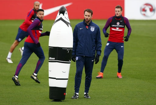 Rooney tươi rói trên sân tập cùng tuyển Anh - 7
Cahill (phải) tranh bóng với Nathaniel Chalobah (trái)