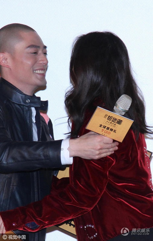 
Hoắc Kiến Hoa vui vẻ ôm hôn Dương Mịch trong sự kiện.
