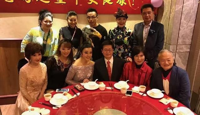 "Võ Tắc Thiên" Lưu Hiểu Khánh trẻ đẹp trong tiệc sinh nhật lần thứ 61 - 4
Nữ diễn viên 61 tuổi tươi rói bên bạn bè trong ngày sinh nhật. Bà đã trải qua 3 cuộc hôn nhân trước khi quyết định kết hôn với một doanh nhân người Mỹ gốc Hoa và chuyển ra nước ngoài sinh sống, từ năm 2013.