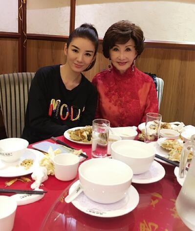 "Võ Tắc Thiên" Lưu Hiểu Khánh trẻ đẹp trong tiệc sinh nhật lần thứ 61 - 5
Huỳnh Dịch (trái) chụp ảnh kỷ niệm trong tiệc sinh nhật của đàn chị Lưu Hiểu Khánh. Kể từ lùm xùm với người chồng thứ hai về việc tranh chấp quyền nuôi con, Huỳnh Dịch cũng biến mất khỏi làng giải trí.