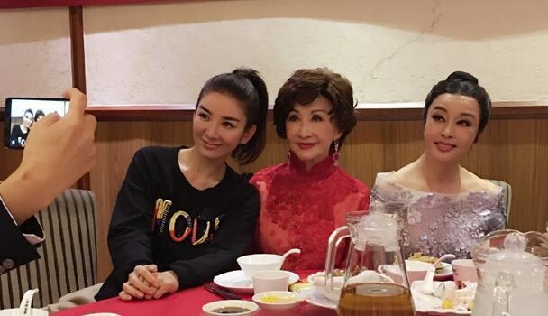 "Võ Tắc Thiên" Lưu Hiểu Khánh trẻ đẹp trong tiệc sinh nhật lần thứ 61 - 2
Nữ diễn viên Huỳnh Dịch cũng là một trong những khách mời của bữa tiệc sinh nhật này.