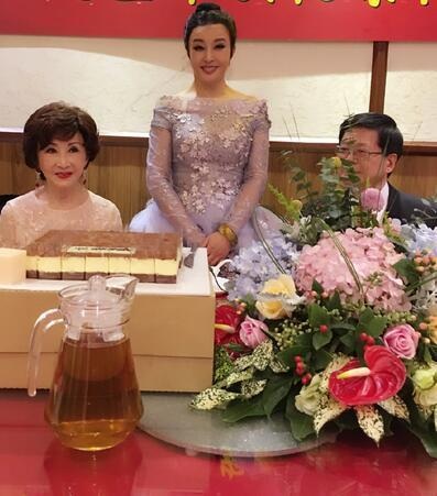 "Võ Tắc Thiên" Lưu Hiểu Khánh trẻ đẹp trong tiệc sinh nhật lần thứ 61 - 1
Lưu Hiểu Khánh đã được bạn bè tổ chức một bữa tiệc sinh nhân ấm cúng và ngọt ngào tại Mỹ, ngày 30/10 vừa rồi. Nữ diễn viên 61 tuổi diện váy dạ hội khoe thân hình thon thả và gương mặt không tì vết.