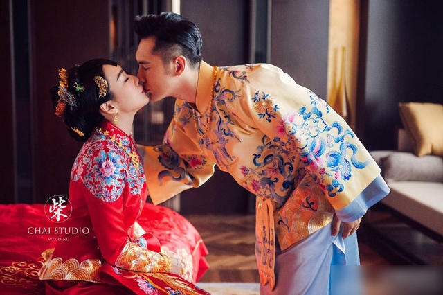 "Biểu tượng gợi cảm" Chung Lệ Đề lên xe hoa lần ba với "phi công trẻ" - 9
Bạn bè đều chúc phúc cho Chung Lệ Đề. Họ mong rằng, sau sóng gió, cô sẽ tìm được bến đỗ cuối cùng của cuộc đời mình.