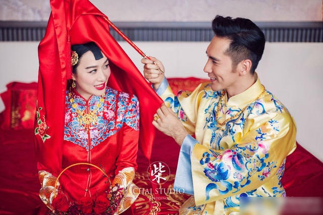 "Biểu tượng gợi cảm" Chung Lệ Đề lên xe hoa lần ba với "phi công trẻ" - 3
Chú rể dịu dàng bên cô dâu Chung Lệ Đề. Đây là cuộc hôn nhân đầu tiên của Trương Luân Thạc nhưng đã là đám cưới thứ 3 trong đời của mỹ nhân Chung Lệ Đề. Cô cũng có tới 3 đứa con riêng trong hai cuộc hôn nhân trước.