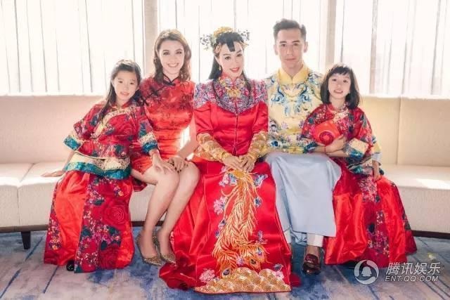 Chung Lệ Đề và chồng trẻ đi nghỉ trăng mật sau đám cưới hoành tráng - 14
Chung Lệ Đề - Trương Luân Thạc chụp ảnh kỷ niệm bên ba con gái riêng của Chung Lệ Đề.