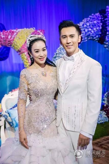 Chung Lệ Đề và chồng trẻ đi nghỉ trăng mật sau đám cưới hoành tráng - 12
Cô dâu Chung Lệ Đề trẻ trung bên chú rể kém 12 tuổi.