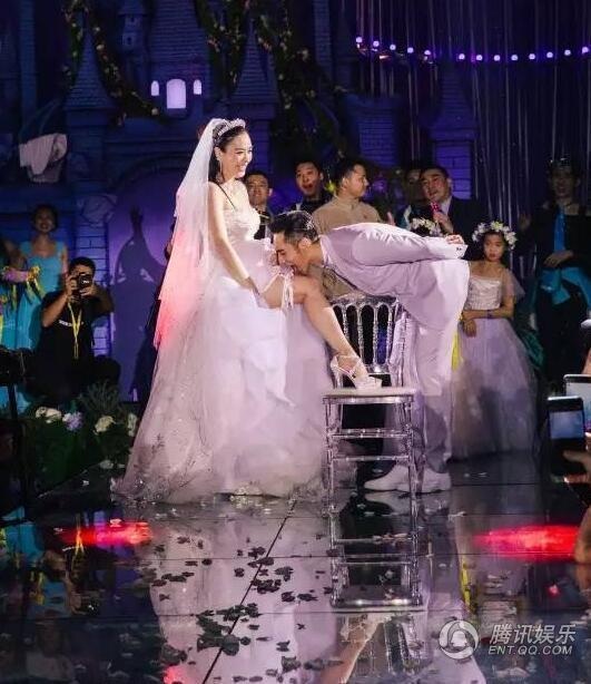 Chung Lệ Đề và chồng trẻ đi nghỉ trăng mật sau đám cưới hoành tráng - 10
Hành động gợi cảm mà chú rể dành cho cô dâu trước lời thách đố của mọi người có mặt tại hôn lễ.