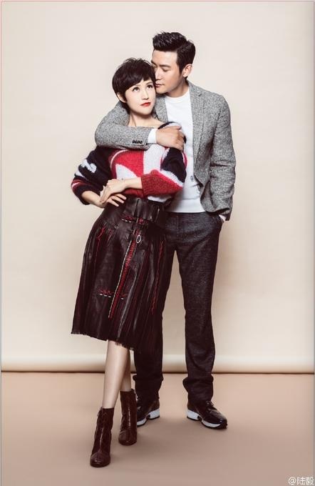 
Nói về bí quyết gìn giữ hôn nhân, Lục Nghị kể: “Điều tuyệt vời nhất là chúng tôi luôn yêu và hiểu nhau. Chúng tôi đã ở bên nhau hơn 10 năm và chứng kiến nhau trưởng thành. Giờ đây, chúng tôi lại cùng nhau nuôi dạy con gái”.
