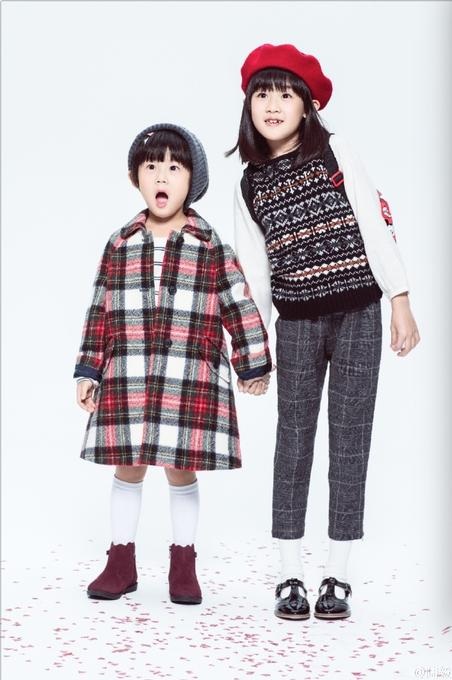 
Hai cô con gái của Lục Nghị và Bào Lôi cũng sớm làm quen với ánh đèn sân khâu. Hai cô bé giống mẹ nhiều hơn và đang làm người mẫu cho một nhãn hiệu thời trang.
