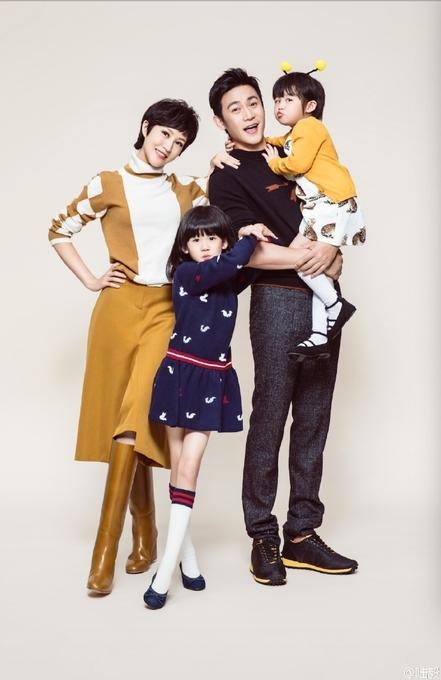 
Ngay cả khi hò hẹn hay khi đã trở thành vợ chồng, Lục Nghi không bao giờ quên dành cho người phụ nữ của mình những sự quan tâm đặc biệt. Anh luôn ngợi ca bà xã và tỏ sự biết ơn khi cô chấp nhận hi sinh sự nghiệp để dành thời gian chăm sóc gia đình.
