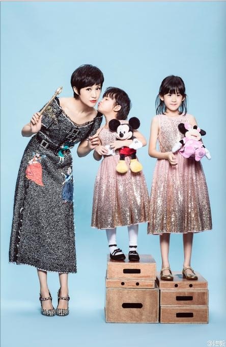 
Lục Nghị giờ đã trở thành một trong những nam diễn viên hấp dẫn nhất làng giải trí Hoa ngữ trong khi Bào Lôi, vợ anh, chấp nhận hi sinh sự nghiệp riêng để dành thời gian chăm sóc gia đình, và hai cô con gái đáng yêu.
