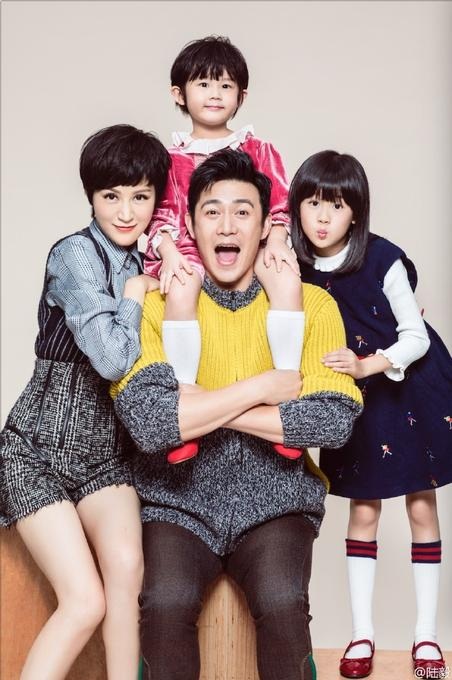 
Lục Nghị và Bào Lôi hạnh phúc hai bên cô con gái cưng, kết quả tình yêu gần 20 năm của họ.
