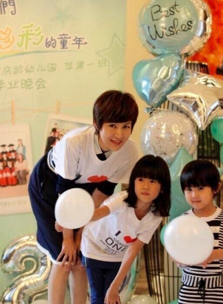 
Bào Lôi từng là một diễn viên có tên tuổi. Tuy nhiên, sau khi tham gia bộ phim “Đôi cánh thiên thần”, cô đã quyết định từ bỏ nghiệp diễn. Trong phim có nhiều cảnh “nóng” khiến Lục Nghị ghen. Để bảo vệ hạnh phúc gia đình, Bào Lôi đã chọn cách “chia tay” với sự nghiệp diễn xuất để chu toàn cho gia đình. Cho tới thời điểm này, Bào Lôi chưa bao giờ hối hận vì quyết định của mình bởi với cô, được chăm sóc chồng và con là hạnh phúc lớn nhất.
