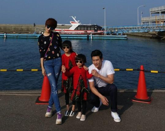 
Lục Nghị và Bào Lôi còn được ngưỡng mộ nhờ có hai cô con gái xinh đẹp như thiên thần. Cô con gái lớn của Lục Nghị khá nổi tiếng khi tham gia chương trình “Bố ơi mình đi đâu thế” cùng cha ruột. Sở hữu gương mặt thanh tú, đôi mắt sáng, cô con gái lớn của họ đã được nhiều nhãn hiệu thời trang mời làm người mẫu.
