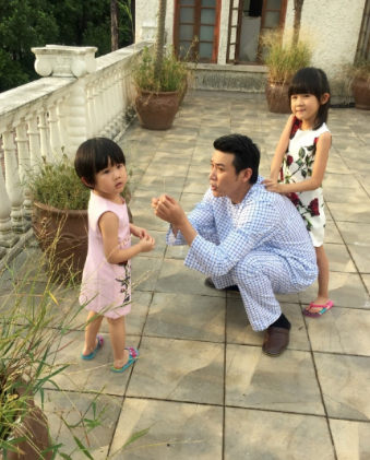 
Hình ảnh giản dị và đời thường của ông bố nổi tiếng Lục Nghị bên hai công chúa nhỏ.
