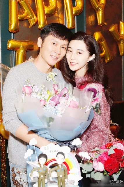 Phạm Băng Băng tổ chức sinh nhật cho bạn trai - 1
Phạm Băng Băng ở bên và tổ chức tiệc sinh nhật cho bạn trai, Lý Thần, ngày 23/11. Bữa tiệc sinh nhật không có quá đông người tham dự mà chỉ có một vài người bạn thân của họ. Phạm Băng Băng trông khá lạ lẫm khi không trang điểm đậm.
