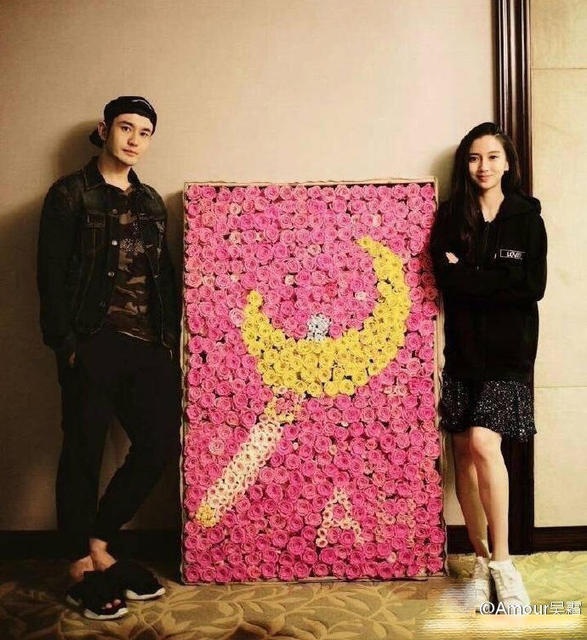 Mang bầu 5 tháng, Angelababy được chồng chăm sóc chu đáo - 11
Cặp đôi vừa tổ chức sinh nhật vui vẻ cho Huỳnh Hiểu Minh.