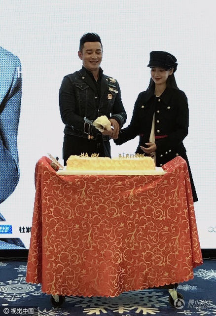 Mang bầu 5 tháng, Angelababy được chồng chăm sóc chu đáo - 12 Mang bầu 5 tháng, Angelababy được chồng chăm sóc chu đáo - 12