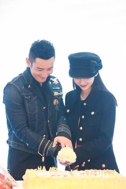 Mang bầu 5 tháng, Angelababy được chồng chăm sóc chu đáo - 13
Hạnh phúc của họ khiến nhiều người thêm trầm trồ ngưỡng mộ. Trước khi Angelababy mang thai, tin đồn về hôn nhân rạn nứt của họ do phải thường xuyên ở xa nhau cũng được đăng tải. Đáp lại những thông tin này, họ vẫn luôn sánh đôi hạnh phúc bên nhau và sắp đón thêm thành viên mới trong gia đình.