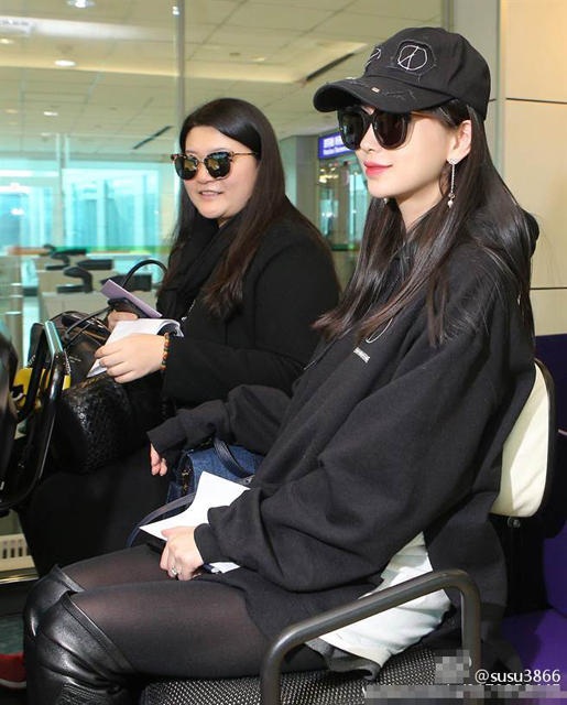 Angelababy “bế” bụng bầu đi ủng hộ chồng - 13
Theo dự kiến, Angelababy sẽ sinh con vào tháng 2 năm sau. Từ giờ tới khi sinh nở, nữ diễn viên xinh đẹp vẫn muốn tham gia các sự kiện, hoặc tháp tùng chồng trong các chuyến công tác.